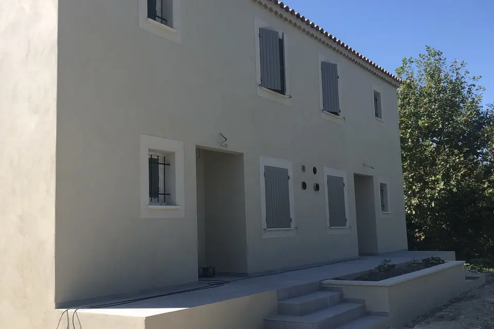 Deux maisons mitoyennes R+1 construites à Althen-des-Paluds par BatiPro Construction