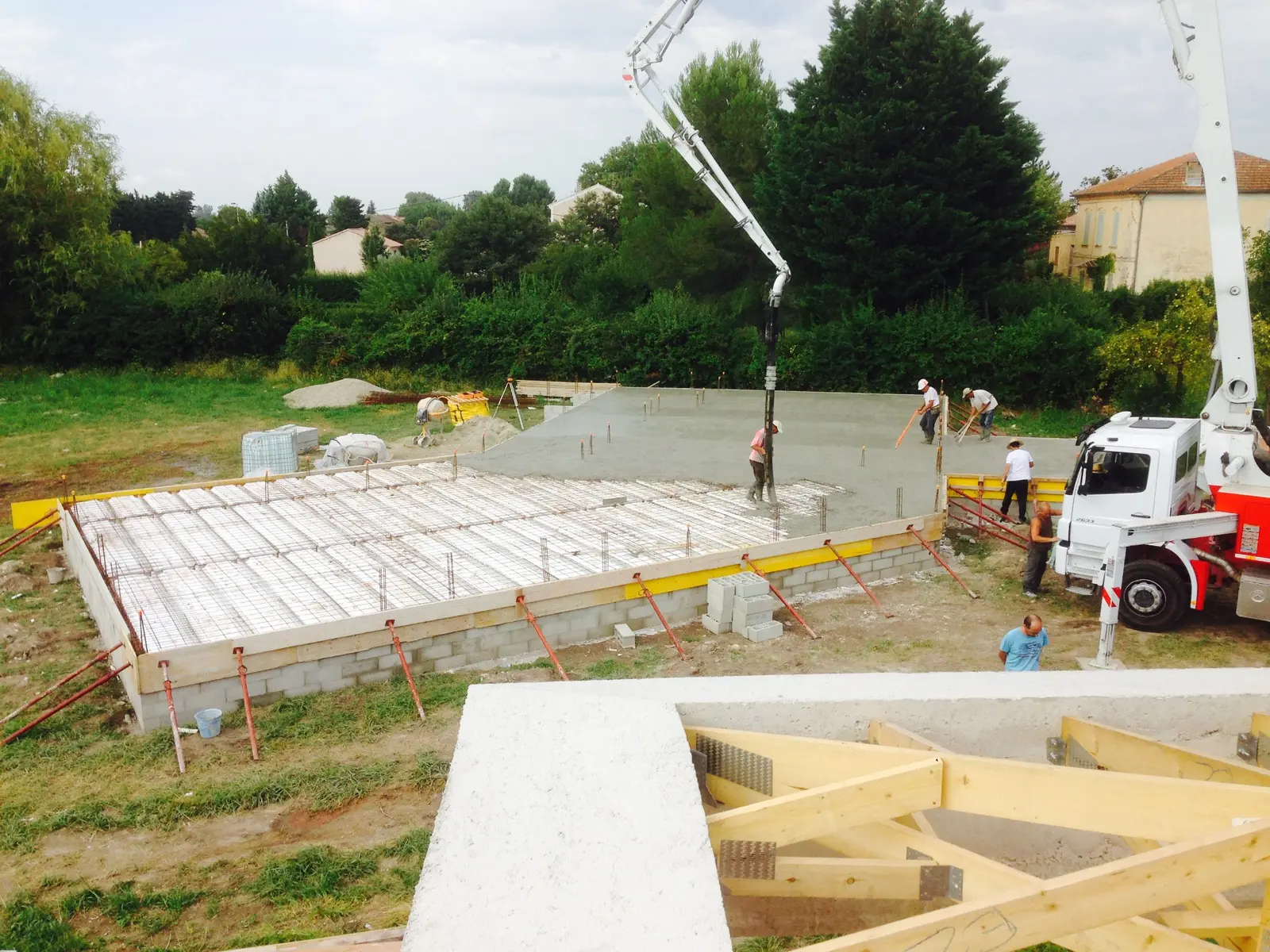 Coulage de dalle béton réalisé par BatiPro Construction