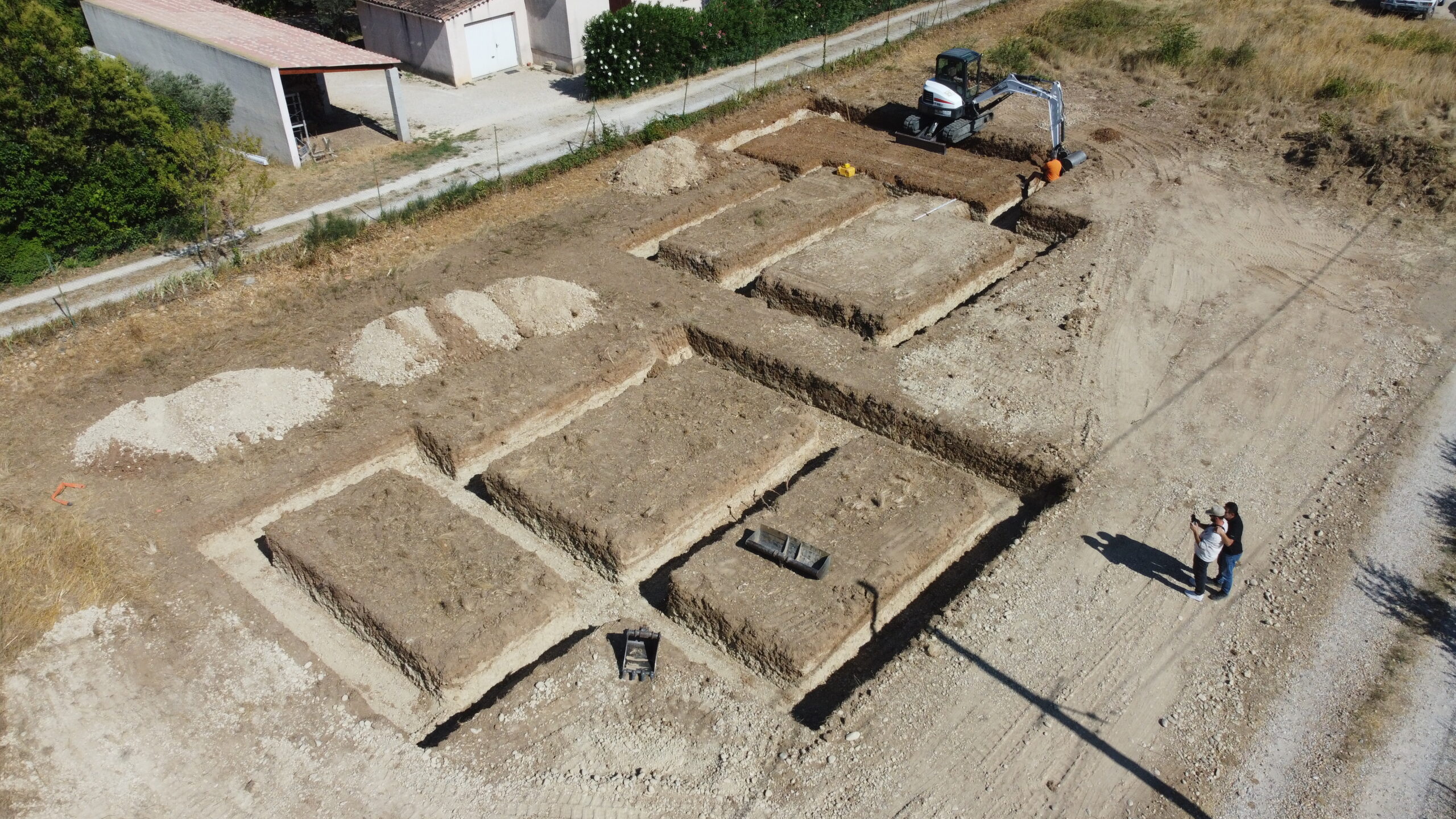 Terrassement et ouverture des fouilles pour deux maisons à Sorgues
