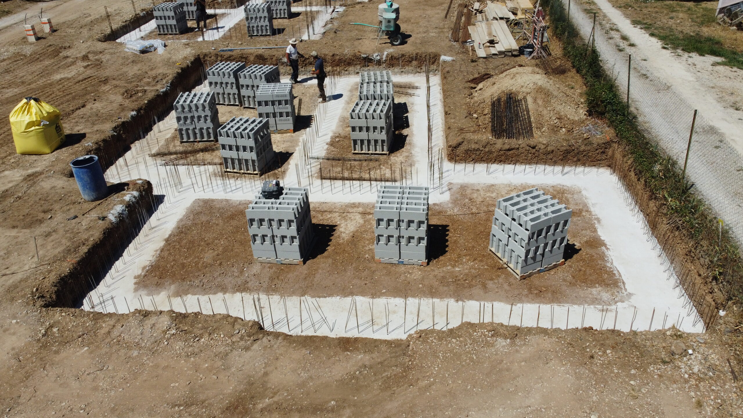 Semelles de fondation en béton du chantier de Sorgues