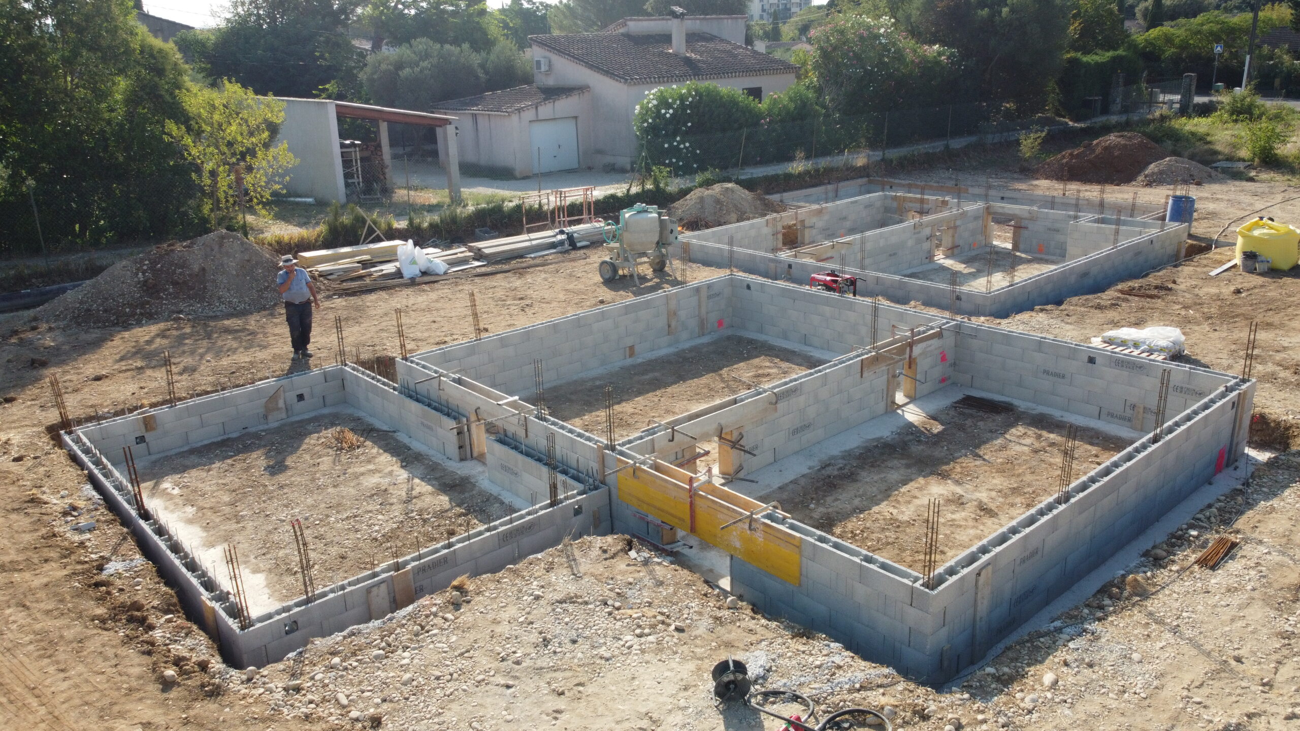Montage des murs de vide sanitaire des maisons à Sorgues