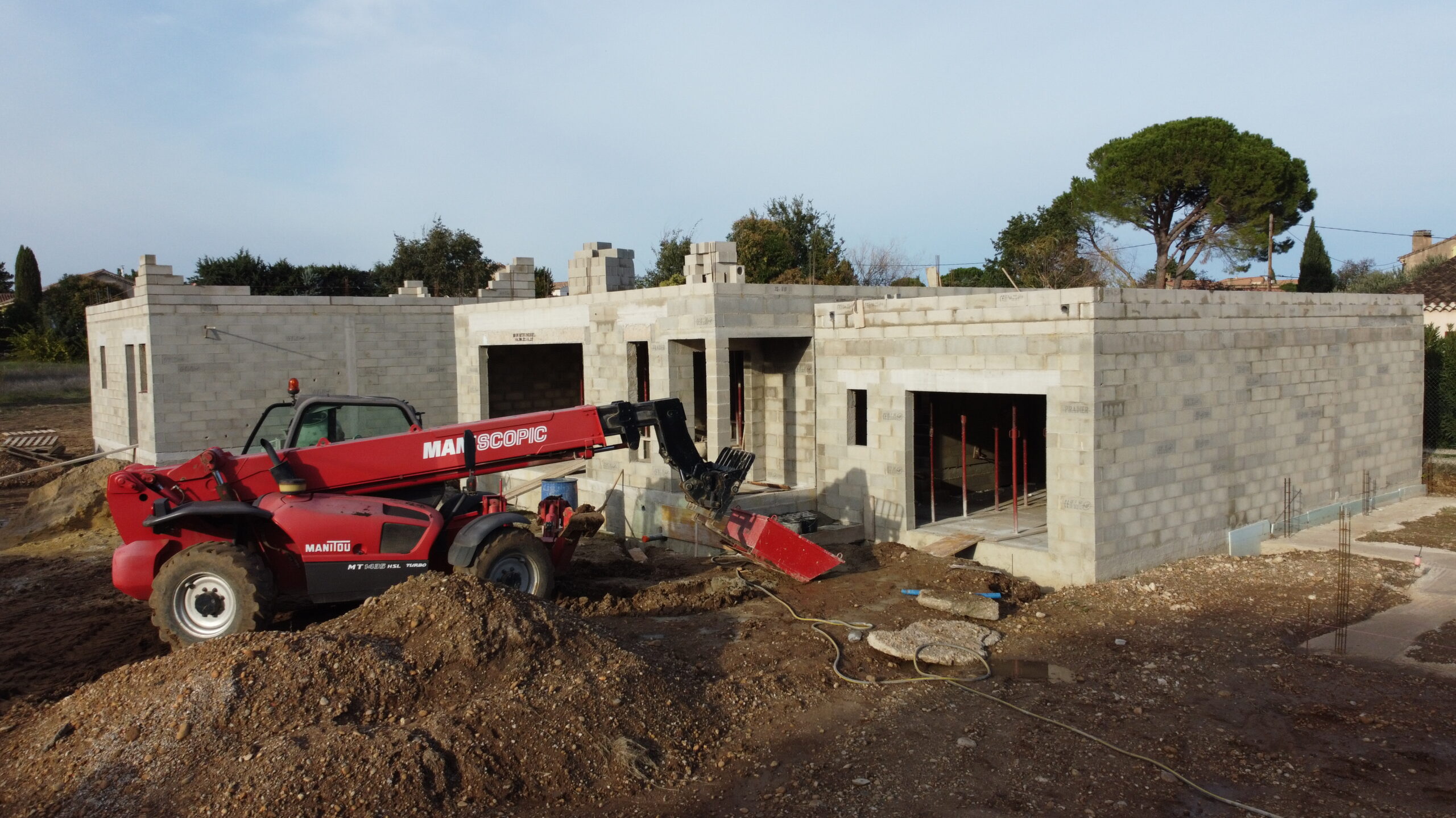 Gros œuvre de deux maisons individuelles à Sorgues avec le Manitou BatiPro
